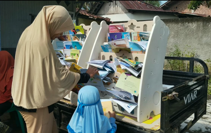 Bhabinkamtibmas Polsek Kemangkon dan Pelangi Baca Limbah Pustaka Kenalkan Buku Sejak Dini di Posyandu Widodo 1 Desa Muntang